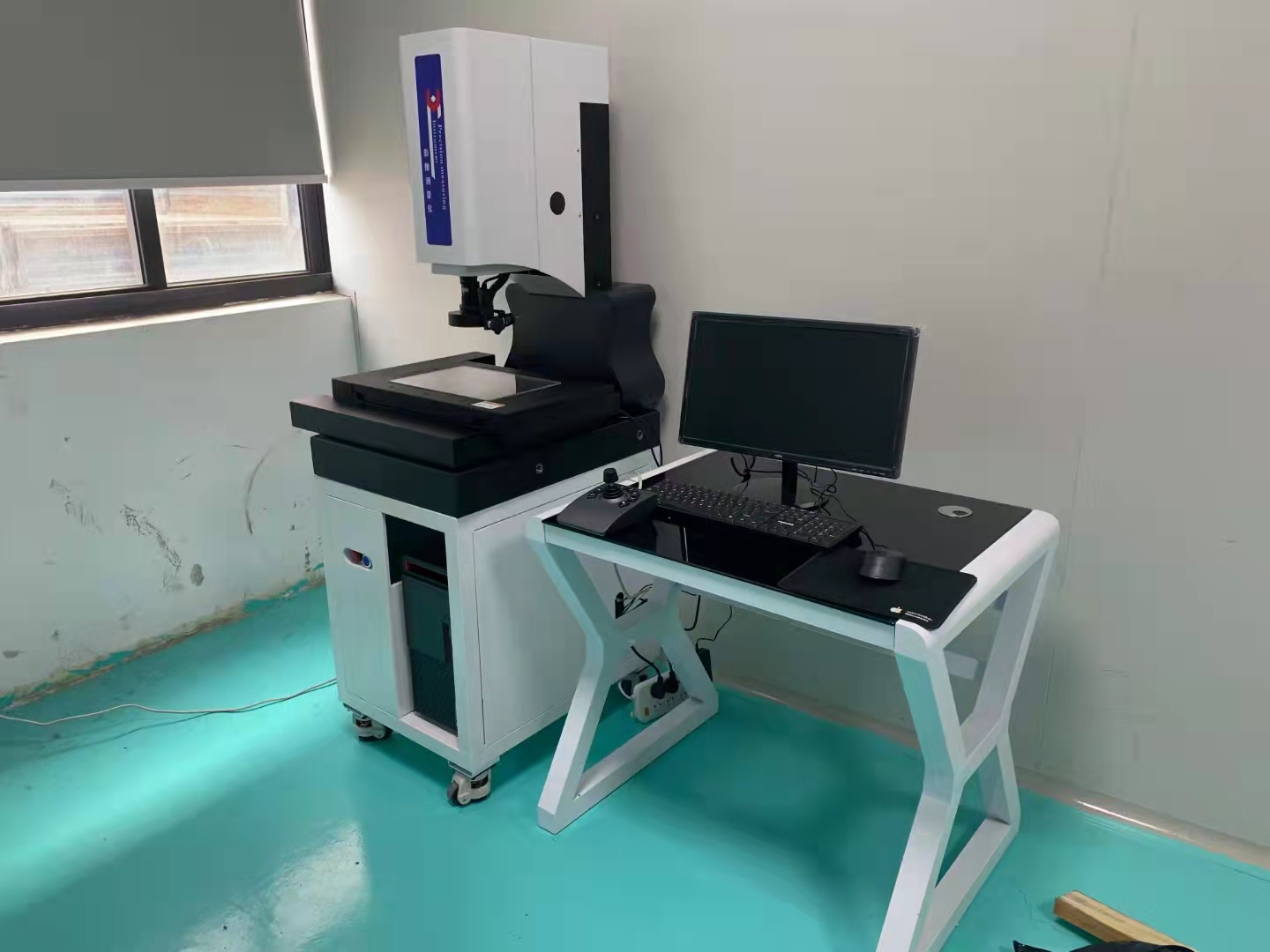 High precision optical projector size measuring instrument